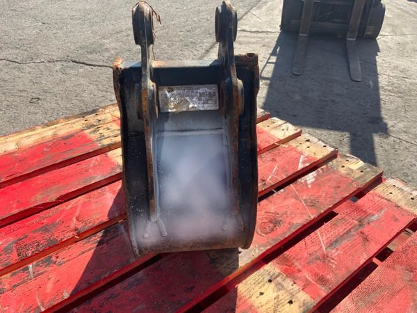 10" JCB DIGGING BUCKET...30mm PINS......624-9. 352310230