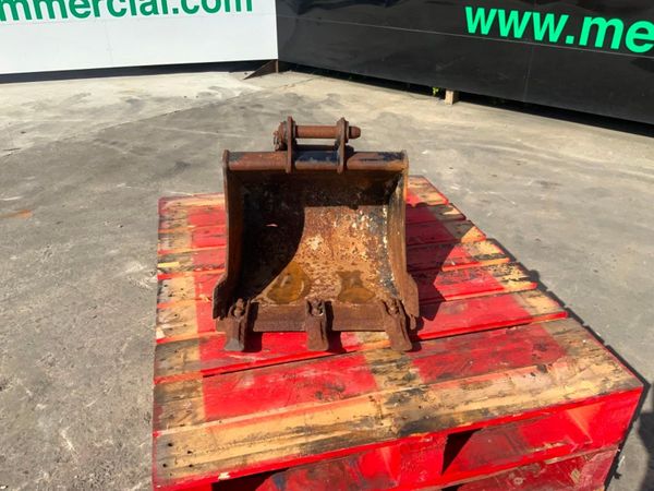 18" JCB DIGGING BUCKET.......30mm PINS........624 352311068