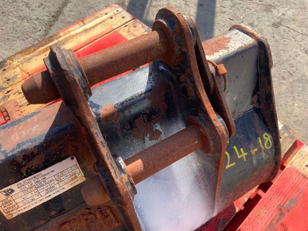 18" JCB DIGGING BUCKET.......30mm PINS........624 352311074