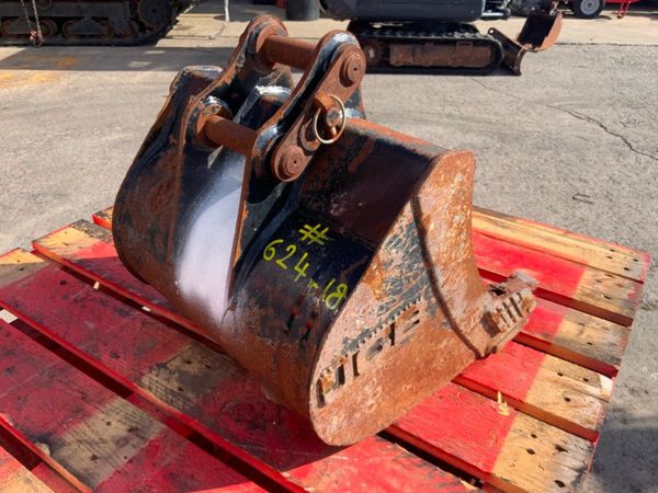 18" JCB DIGGING BUCKET.......30mm PINS........624 352311076