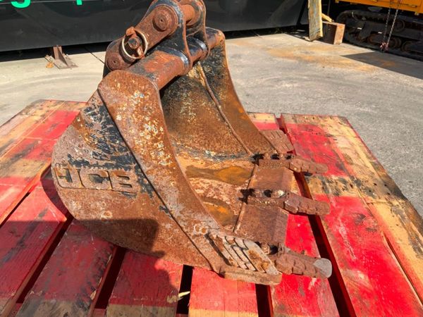 18" JCB DIGGING BUCKET.......30mm PINS........624 352311077