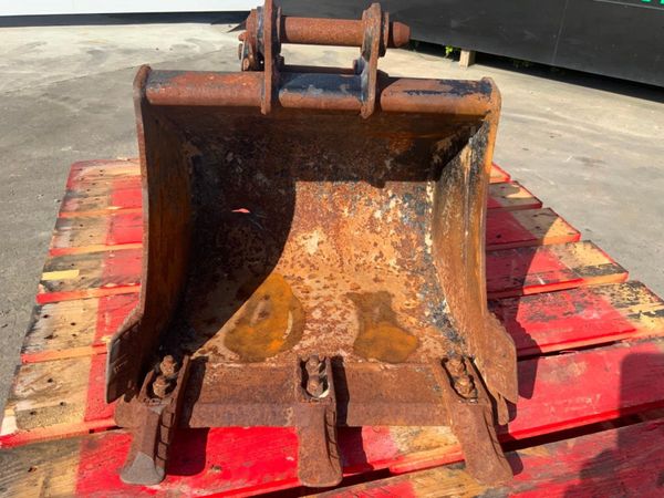 18" JCB DIGGING BUCKET.......30mm PINS........624 352311079