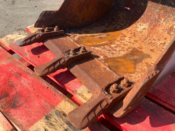 18" JCB DIGGING BUCKET.......30mm PINS........624 352311070