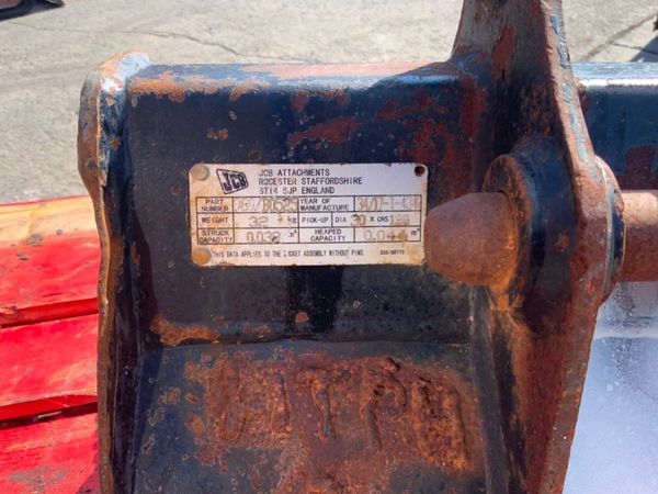 18" JCB DIGGING BUCKET.......30mm PINS........624 352311073