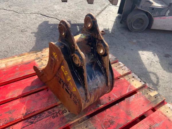 9" JCB DIGGING BUCKET.....30mm PINS........629-9. 352313636