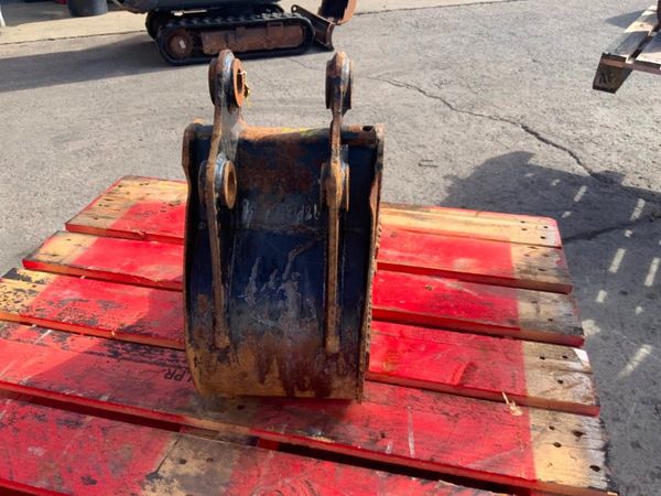 9" JCB DIGGING BUCKET.....30mm PINS........629-9. 352313637