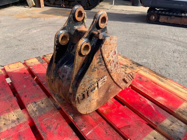 9" JCB DIGGING BUCKET.....30mm PINS........629-9. 352313638