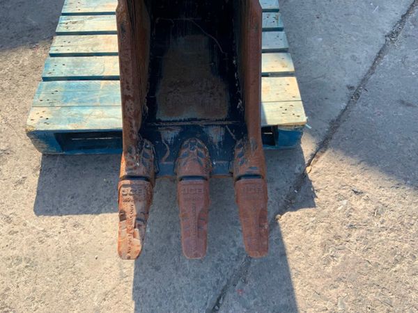 18" JCB DIGGING BUCKET....65mm PINS.......377v. 352326357