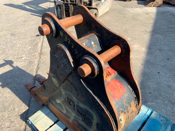 18" JCB DIGGING BUCKET....65mm PINS.......377v. 352326353