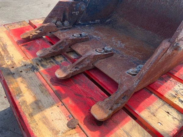 24" JCB 3CX DIGGING BUCKET.....45mm PINS......594 352321941