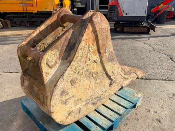 24" SCOOP DIGGING BUCKET.....80mm PINS......380v. 352450539