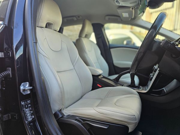 VOLVO V40 SE LUX NAV // NEW NCT 03/26 352481596