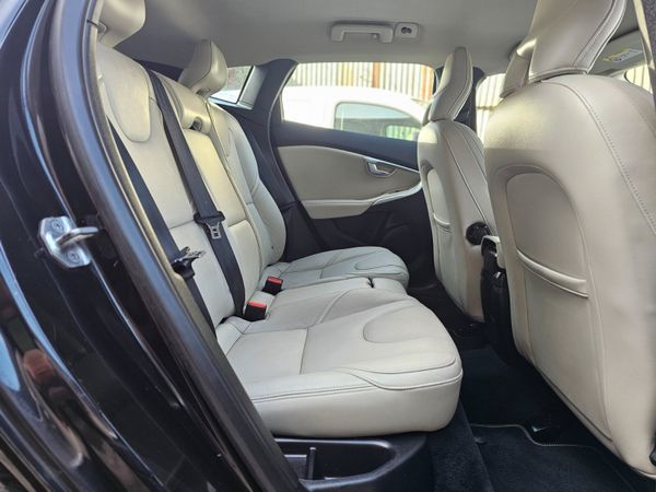 VOLVO V40 SE LUX NAV // NEW NCT 03/26 352481597