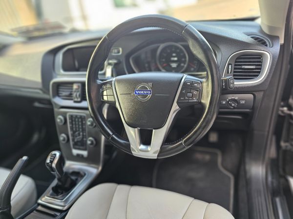 VOLVO V40 SE LUX NAV // NEW NCT 03/26 352481593
