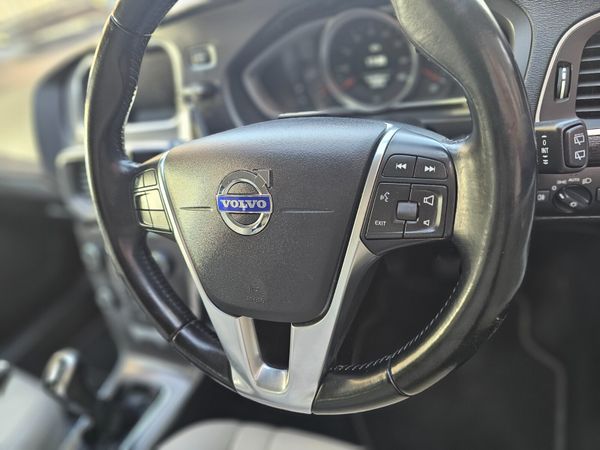 VOLVO V40 SE LUX NAV // NEW NCT 03/26 352481604