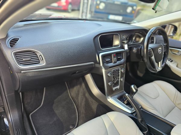 VOLVO V40 SE LUX NAV // NEW NCT 03/26 352481609
