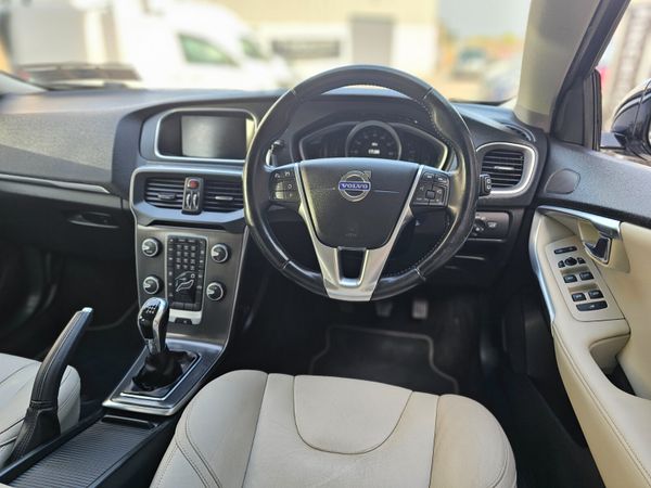 VOLVO V40 SE LUX NAV // NEW NCT 03/26 352481602