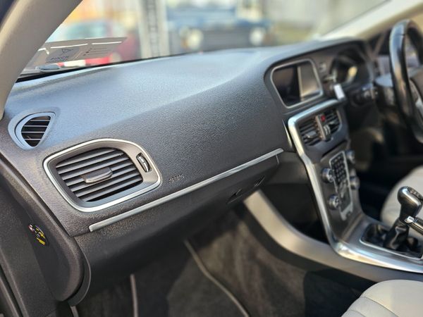VOLVO V40 SE LUX NAV // NEW NCT 03/26 352481613
