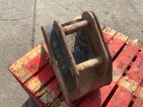 12" MINI DIGGER BUCKET.....40mm PINS......353v. 352492035