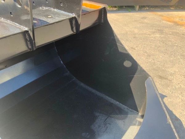 UNUSED CONCRETE POURING BUCKET.......7764. 352507187