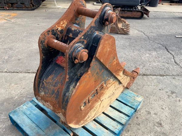 18" JCB DIGGING BUCKET......65mm PINS......381v. 352507383