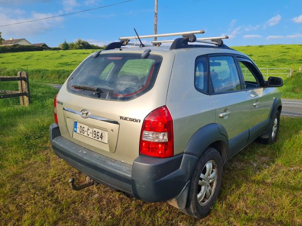 2006 hyundai Tucson 2.0l manual towbar 352775159