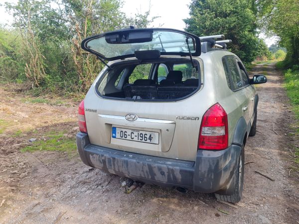 2006 hyundai Tucson 2.0l manual towbar 352775327