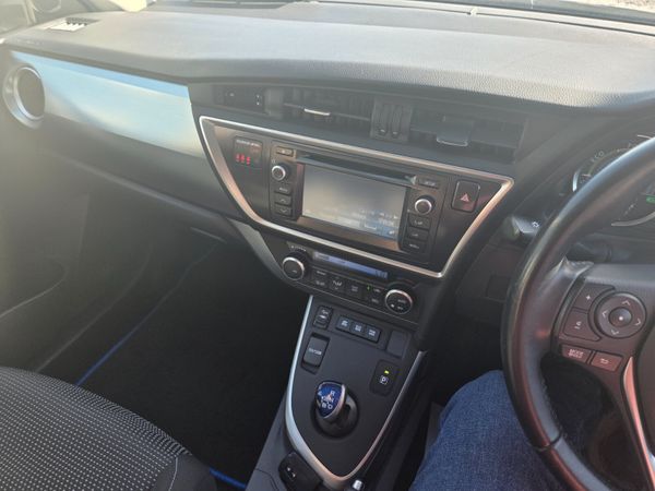 Toyota Auris Hybrid Automatic 2015 353813485