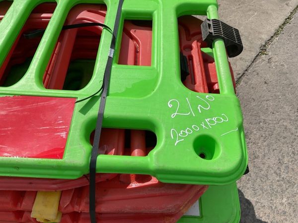 PEDESTRIAN SAFETY BARRIERS....(21) . 364479450