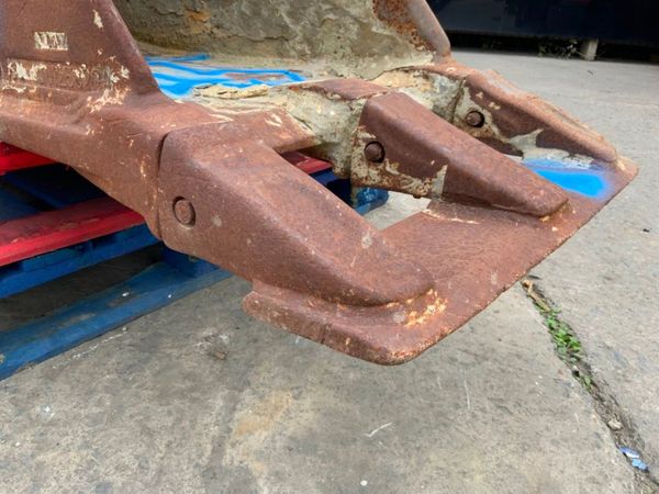 24" GEITH DIIGING BUCKET.....80mm PINS........... 364748830