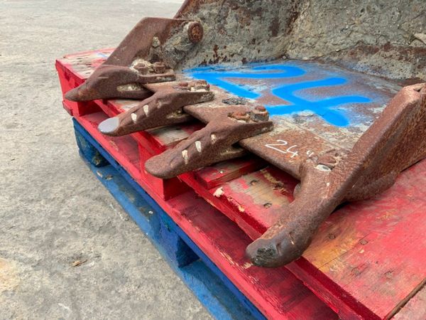 24" GEITH DIGGING BUCKET.....45mm PINS......05624. 364753094