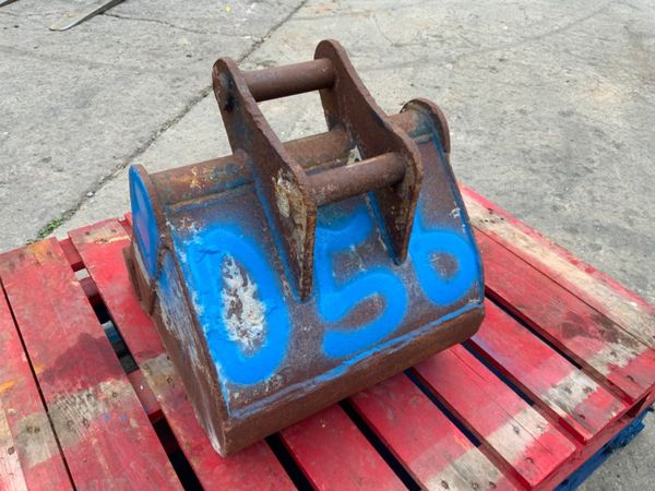 18" DIGGING BUCKET......40mm PINS.........056. 364766163