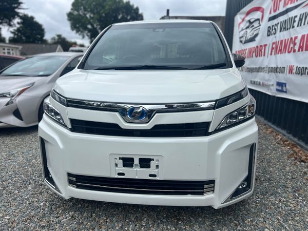 Toyota Voxy  **2018  7 seater ** 364943728