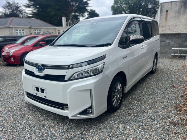 Toyota Voxy  **2018  7 seater ** 364943730