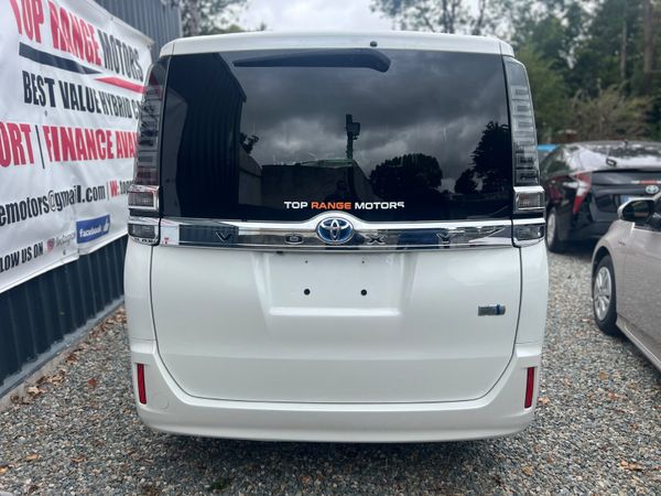 Toyota Voxy  **2018  7 seater ** 364943731