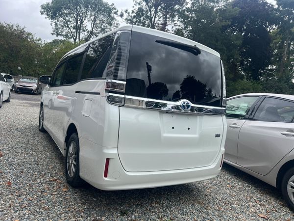 Toyota Voxy  **2018  7 seater ** 364943732