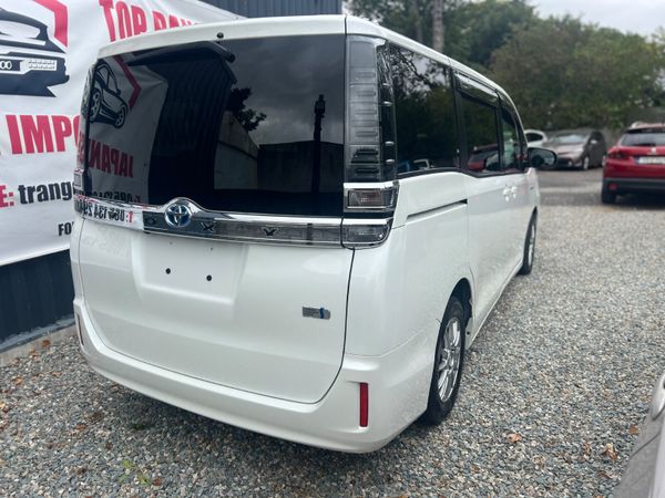 Toyota Voxy  **2018  7 seater ** 364943733