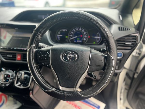 Toyota Voxy  **2018  7 seater ** 364943774