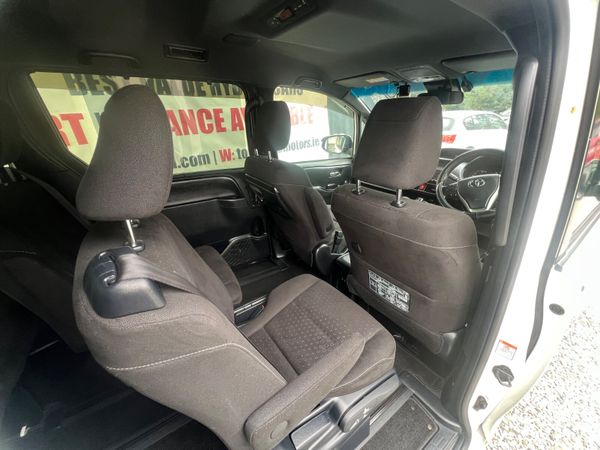 Toyota Voxy  **2018  7 seater ** 364943775