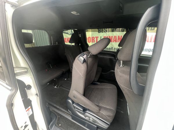 Toyota Voxy  **2018  7 seater ** 364943772