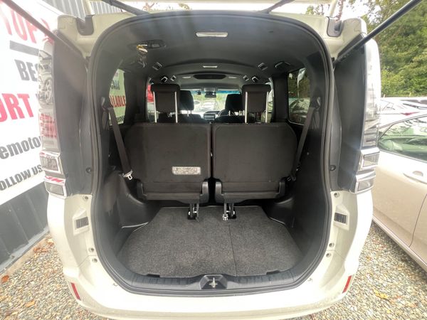 Toyota Voxy  **2018  7 seater ** 364943780