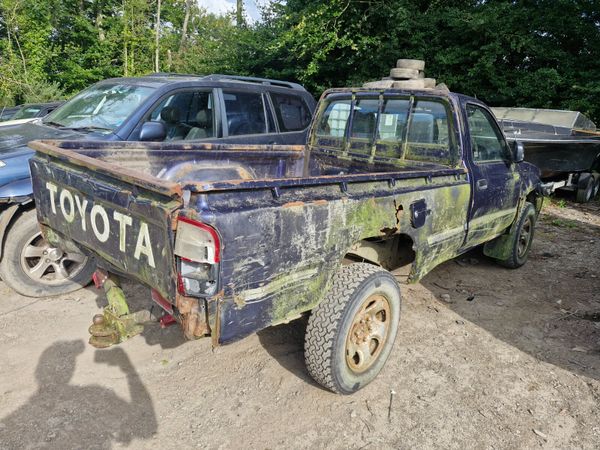Toyota hilux 1998 breaking for parts 365001135