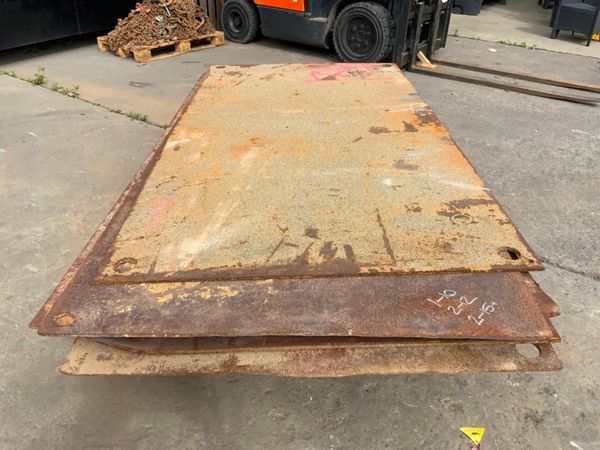 STEEL ROAD CROSSING PLATES / TRENCH COVERS. 365081389