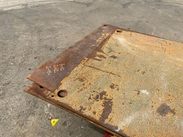 STEEL ROAD CROSSING PLATES / TRENCH COVERS. 365081392