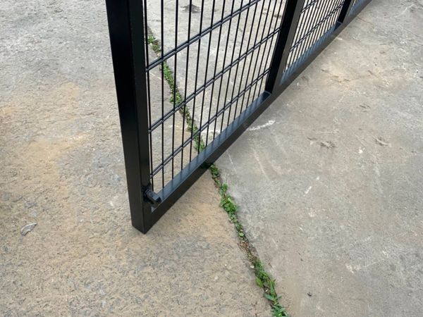 20ft SITE / YARD ENTRANCE GATES & POSTS.....225m 365191067