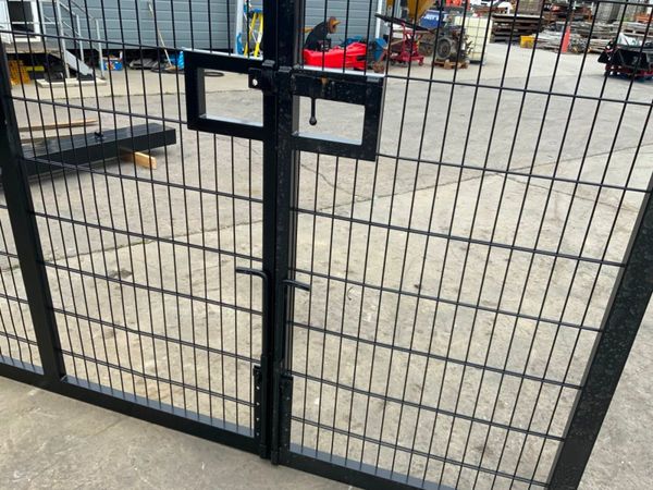 20ft SITE / YARD ENTRANCE GATES & POSTS.....225m 365191069