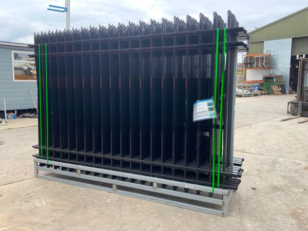 ARROW TOP METAL RAILING & POSTS.......35w.. 365193268