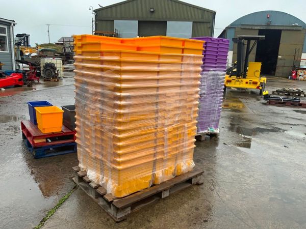 UNUSED PLASTIC STORAGE BOXES / TRAYS....2053. 365246009