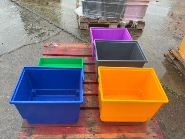 UNUSED PLASTIC STORAGE BOXES / TRAYS....2053. 365246011