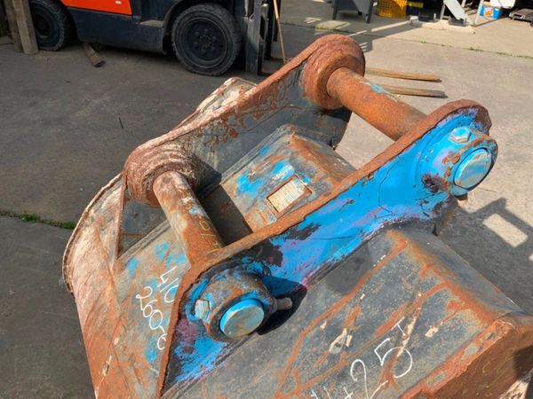 36" GEITH DIGGING BUCKET.....65mm PINS.......1425. 365401003
